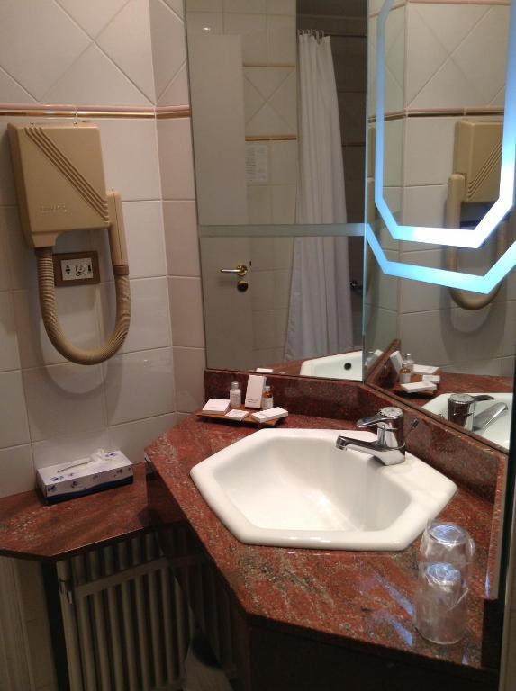 Le Grand Hotel Saint-Quentin  Pokój zdjęcie